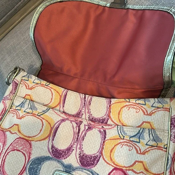 Coach multicolored pastel hobo shoulder bag/ crossbody. Style : 19020 - Picture 11 of 17